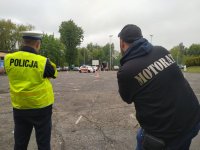 Zabrzańscy policjanci podczas powiatowych eliminacji w  OGÓLNOPOLSKI MŁODZIEŻOWY TURNIEJ MOTORYZACYJNY