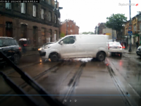 Zdjęcie kolorowe: blokowanie torowiska przez samochody osobowe