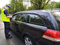 Zdjęcie kolorowe: policjanci zabrzańskiej drogówki podczas kontroli trzeźwości kierujących samochodami