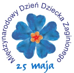Zdjęcie kolorowe: plakat na białym tle niebieski kwiat niezapominajka a wokół niego niebieski napis 25 maja Międzynarodowy Dzień Dziecka Zaginionego