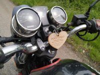 Zdjęcie kolorowe: stacyjka motocykla z kluczykami i zawieszką w kształcie serca