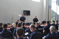 Zdjęcie kolorowe: policjanci wydziałów ruchu drogowego podczas otwarcia XXXII Edycji Wojewódzkiego Konkursu „Policjant Roku Ruchu Drogowego” w Komisariacie Autostradowym w Gliwicach