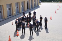 Zdjęcie kolorowe: policjanci wydziałów ruchu drogowego na placu manewrowym w Komisariacie Autostradowym w Gliwicach