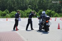 Zdjęcie kolorowe: policjant drogówki w trakcie jazdy motocyklem po torze  w Komisariacie Autostradowym w Gliwicach