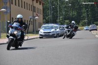 Zdjęcie kolorowe: policjanci drogówki w trakcie jazdy motocyklem po torze  w Komisariacie Autostradowym w Gliwicach