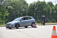 Zdjęcie kolorowe: policjant drogówki w trakcie jazdy samochodem po torze  w Komisariacie Autostradowym w Gliwicach