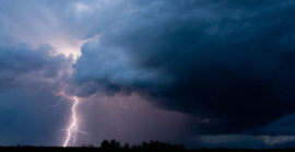 Zdjęcie kolorowe: burza z piorunami. Źródło zdjęcia: strona internetowa RCB
