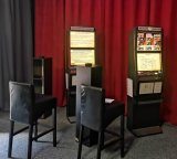 zdjęcie kolorowe: w pomieszczeiu dwa automaty do nielegalnych gier hazardowych