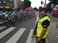 Zdjęcie kolorowe: policjanci podczas 76. Tur de Pologne