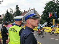 zdjęcie kolorowe: policjanci podczas zabezpieczenia Tour De Pologne