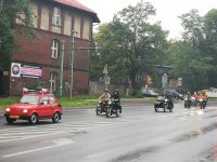 Zdjęcie kolorowe:  Policja zabezpiecza przejazd stary samochodów.