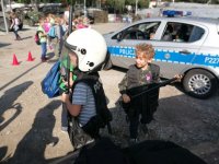 Zdjęcie kolorowe:  działania  policjantów podczas dni nauki w parku 12c