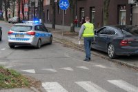 Zdjęcie kolorowe: policja podczas wykonywania  czynności przy zdarzeniu drogowym potracenia  pieszego.