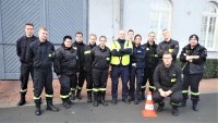 Zdjęcie kolorowe:  Policjanci podczas szkolenia strażaków z zakresu kierowania ruchem drogowym.