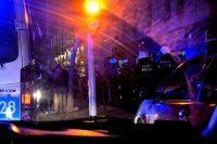 Zdjęcia kolorowe: policjanci podczas zabezpieczenia mieczu górnika Zabrze i Wisły Kraków.