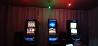 zdjęcie kolorowe: zabezpieczone automat do nielegalnego hazardu.