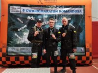 zdjęcie kolorowe: policjanci po ukończeniu ćwierć maratonu komandosa w  Słupsku.