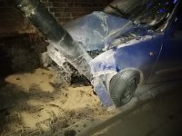 Zdjęcie kolorowe: rozbity samochód marki fiat