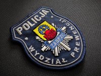 Zdjęcie kolorowe: Emblemat Wydziału Prewencji Komendy Miejskiej Policji w Zabrzu