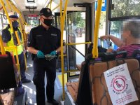 Zdjęcia kolorowe: Policjanci podczas działań profilaktycznych sprawdzają, czy pasażerowie komunikacji miejskiej noszą maseczki ochronne