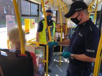 Zdjęcia kolorowe: Policjanci podczas działań profilaktycznych sprawdzają, czy pasażerowie komunikacji miejskiej noszą maseczki ochronne