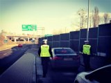 Zdjęcie kolorowe: policjanci prowadzą Kontrole na Drogowej Trasie Średnicowej