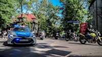 Zdjęcie kolorowe: policjanci zabezpieczają akcje motoserce 2020