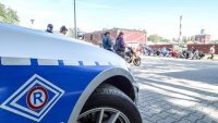 Zdjęcie kolorowe: policjanci zabezpieczają akcje motoserce 2020