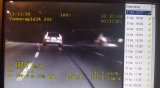 zdjęcie kolorowe: zdjęcie wideo rejestratora na którym widać nagranie pojazdu przekraczającego prędkość.
