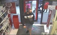Zdjęcie kolorowe: zdjęcie z nagrania monitoringu na  którym widać mężczyznę podejrzewanego kradzież perfum.
