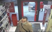 Zdjęcie kolorowe: zdjęcie z nagrania monitoringu na  którym widać mężczyznę podejrzewanego kradzież perfum.