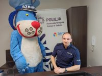 Policjant podczas zajęć dla dzieci zorganizowanych z udziałem sznupka maskotki Śląskiej Policji