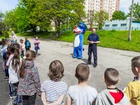 Policjant podczas zajęć dla dzieci zorganizowanych z udziałem sznupka maskotki Śląskiej Policji