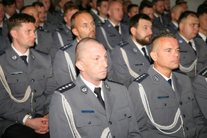 Policjanci podczas obchodów święta policji w Zabrzu na  terenie zabytkowej kopalni Guido.