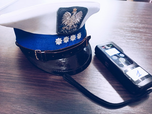 alkomat i czapka  policjanta ruchu drogowego
