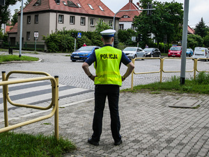 Policjant przy przejściu dla pieszych.