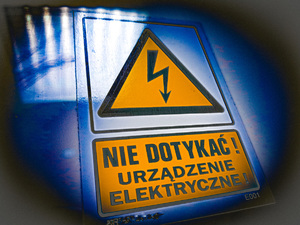 Na zdjęciu tabliczka  ostrzegająca o urządzeniu elektrycznym
