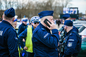 Policjanci podczas zabezpieczenia przejazdu kibiców
