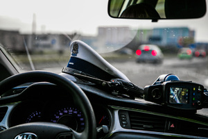 Na zdjęciu miernik prędkości  i czapka policyjna