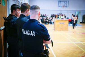 Na zdjęciu Policjanci, uczniowie klas mundurowych i uczniowie 8 klas podczas dni otwartych szkoły na sali gimnastycznej.