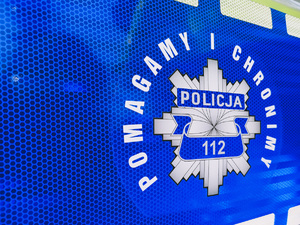 Logo policji pomagamy i chronimy.