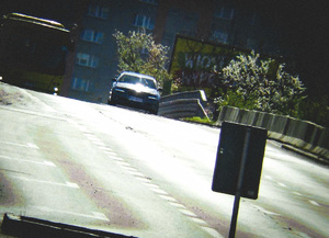 Na zdjęciu samochód jadący po ulicy zarejestrowany przez fotoradar