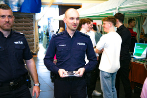 Policjanci podczas targów edukacji
