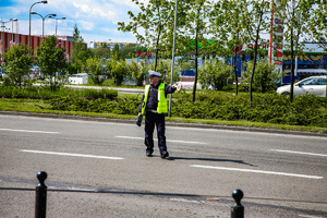Na zdjęciu policjant podczas kontroli na  drodze